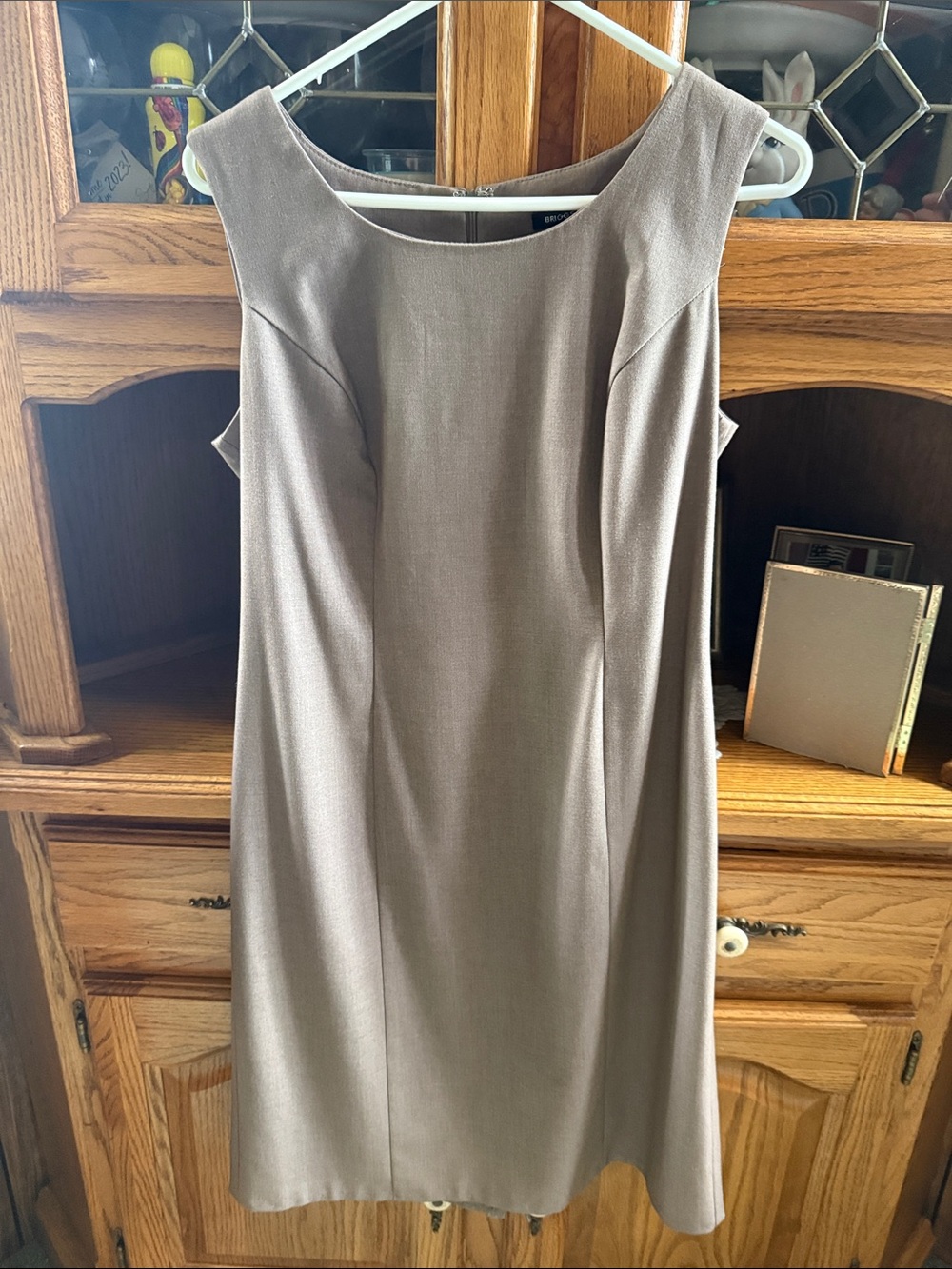 Briggs New York Taupe Sleeveless Sheath Dress size 8 EUC